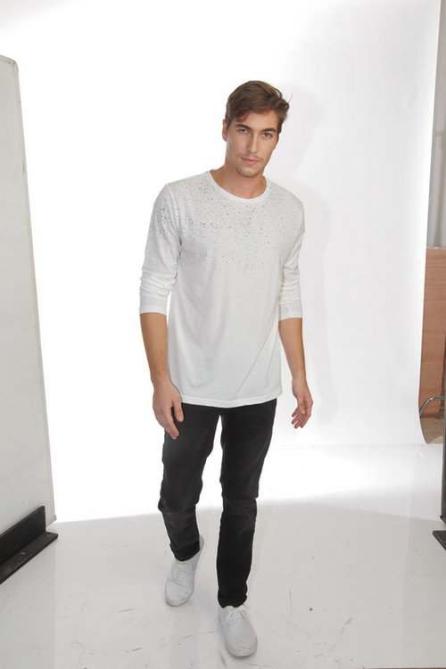 עומר דרור על סט הצילומים של קסטרו | צילום: שוקה כהן