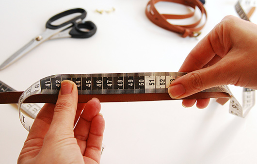 קחו את החגורות, מדדו 50 ס"מ מהאבזם וגזרו | צילום: דליה באירמוב