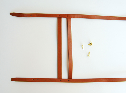 סדרו את הרצועות המנוקבות כפי שרואים בתמונה: שתי הרצועות הארוכות עם האבזם מקבילות זו לזו ושתי הרצועות הקצרות ממוקמות באופן רוחבי תחתיהן | צילום: דליה באירמוב