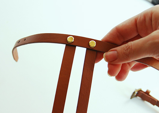 חברו את הרצועות הסיכות מפוצלות והדקו מאחור על ידי פיצול רגליות הסיכות. גלגו את השמיכה וחגרו את החגורות. השתמשו ברצועות המחוברות ברוחב לידית האחיזה | צילום: דליה באירמוב