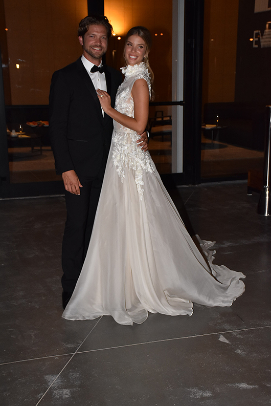 לירן כוהנר בשמלה של ענבל דרור לצד גיא גיאור ביום חתונתם | צילום: אביב חופי