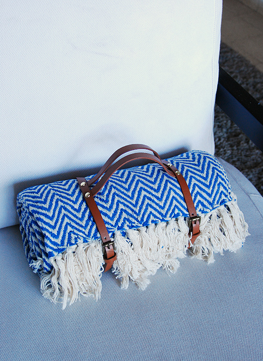 רעיון לאמץ: הרצועות יכולות לשמש גם כמנשא למזרן יוגה | צילום: דליה באירמוב