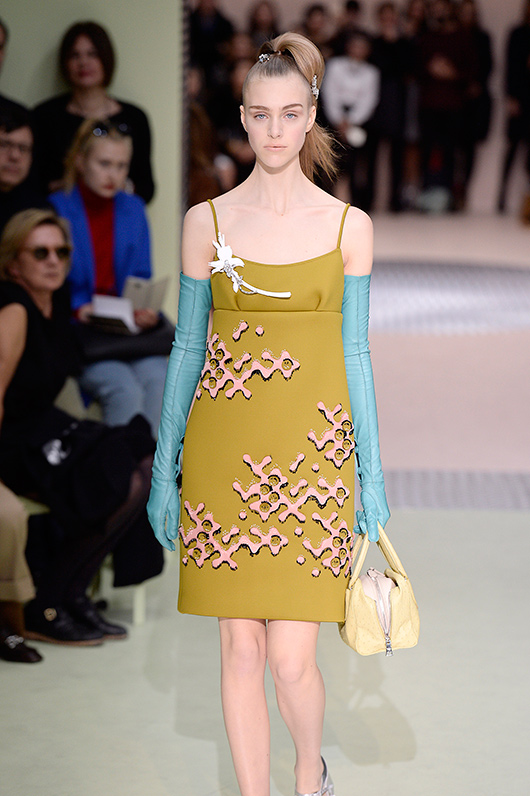 מתוך תצוגת חורף 2016 של פראדה | צילום: GettyImages