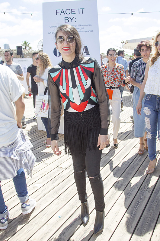 ליאת אשורי בחולצה של גדי אלימלך, ג'ינס מקסטרו, נעליים מטופ שופ ומשקפיים של ריי באן | צילום: רפי דלויה