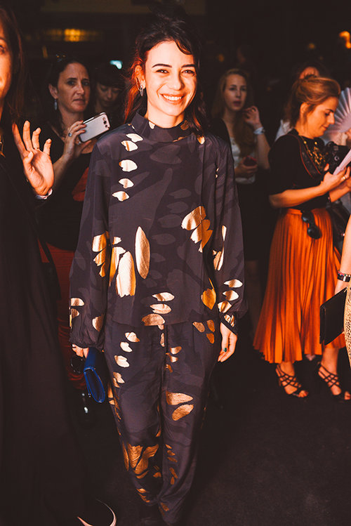 נינט טייב מופיעה לשבוע האופנה בחליפה של סטינג גויה, מעצבת סקנדינבית | צילום: שי פרנקו