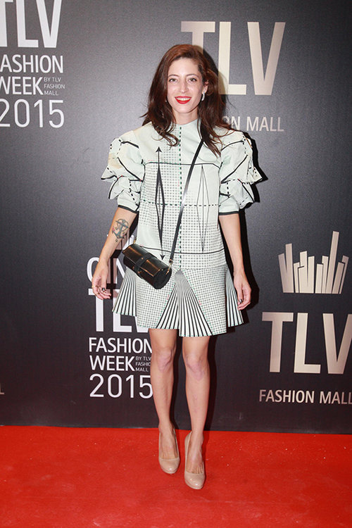 אפרת גוש מפרגנת לבוגרת שנקר, שני לוי, ומגיעה לערב הגאלה של שבוע האופנה גינדי תל אביב 2015 בשמלה שלה | צילום: שוקה כהן