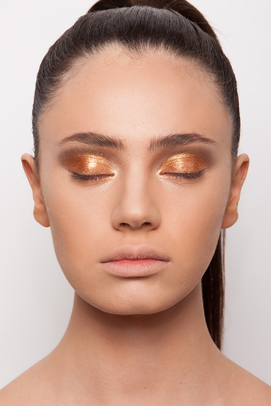 מניחים קונסילר על העפעפיים | צילום: דביר כחלון