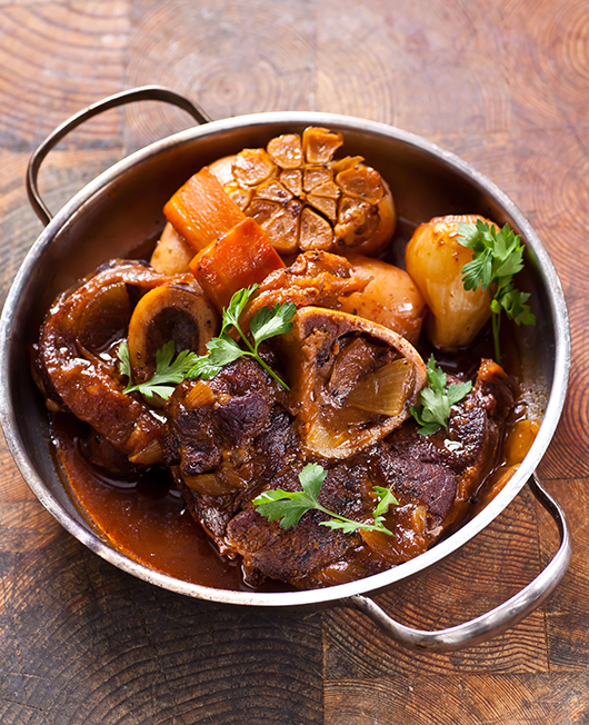 אוסבוקו בקר עם בצל ושום ברוטב BBQ | צילום: איתאיל ציון