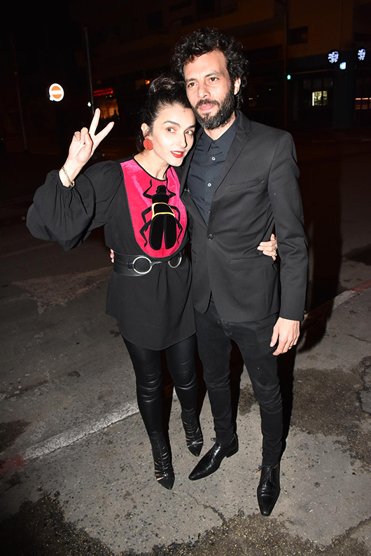 אשורי לובשת טוניקה של גדי אלימלך, מכנסיים ונעליים מדיזל והעגילים בעיצובה | צילום: אביב חופי