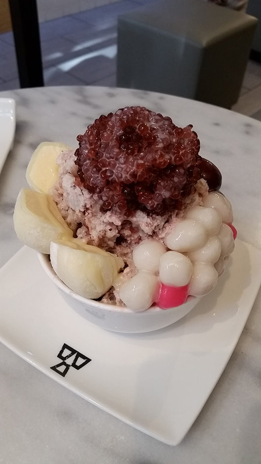 פתיתי קרח עם ענבים, אצות וכדורי בצק אורז במילוי גלידה. צילום: שרון בן-דוד  