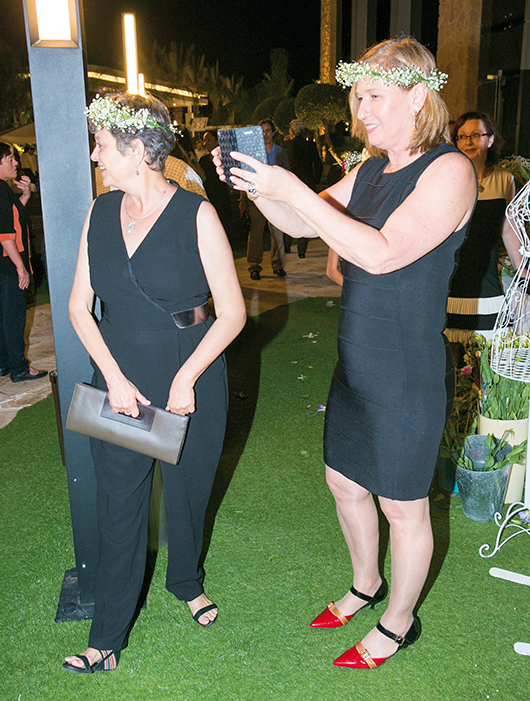 ולא שוכחת גם לחגוג עם החברים. ציפי לבני בחתונת הבן של עמיר פרץ | צילום: רפי דלויה