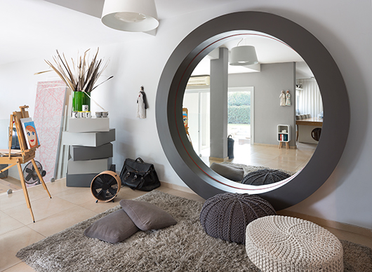 מראה עגולה גדולה שהמעצבת תכננה כחלק מחקירת העיגול, צורה גיאומטרית שנוכחת בבית במקומות שונים | צילום: שי אפשטיין