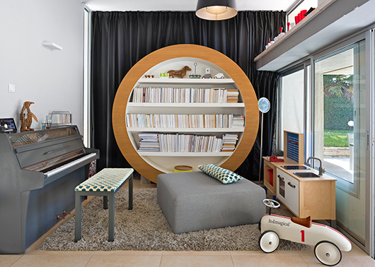 פלטת גוונים מונוכרומטית, נקודות צבע במינון עדין ופריטים בתכנון עצמי מאפיינים את גישת העיצוב של האדריכלית ויושמו בביתה הפרטי | צילום: שי אפשטיין