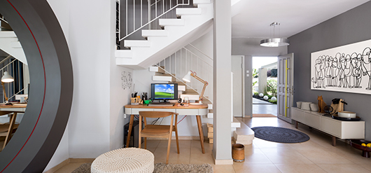 סטיילינג מקורי וצבעוניות מאופקת מגדירים את אופיו של הבית כבר במבואה | צילום: שי אפשטיין