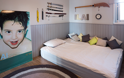 בחדרי הילדים שולטת שפה עיצובית אחידה שמותירה מקום לטעמם האישי בפריטים ובצבעוניות | צילום: שי אפשטיין