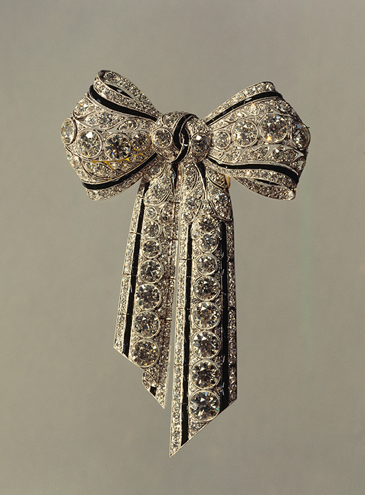 סיכת דש משובצת פנינים ויהלומים, 1910 | צילום: GettyImages