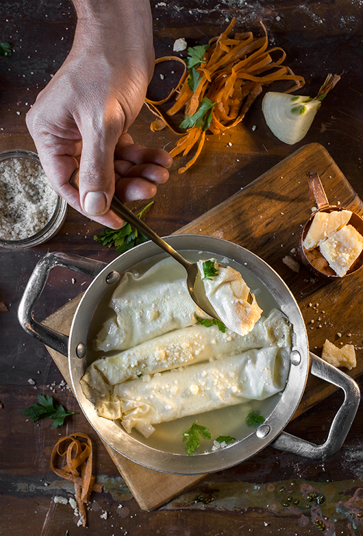 מרק קרפים בציר של שף מסימיליאנו די מטאו | צילום: אנטולי מיכאלו | סטיילינג: קרן ברק