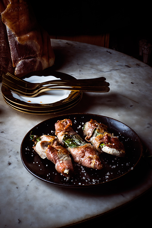 ספיאדני תרנגולת ופרושוטו | צילום: בן יוסטר | סטיילינג: קרן ברק