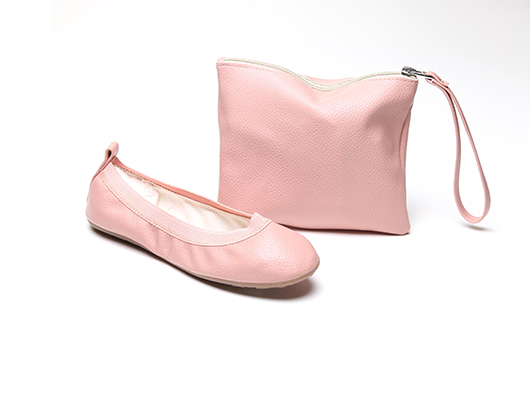 נעל מתקפלת לנשיאה עם תיק תואם, GALI, במחיר 59 ש"ח | צילום: מנחם עוז