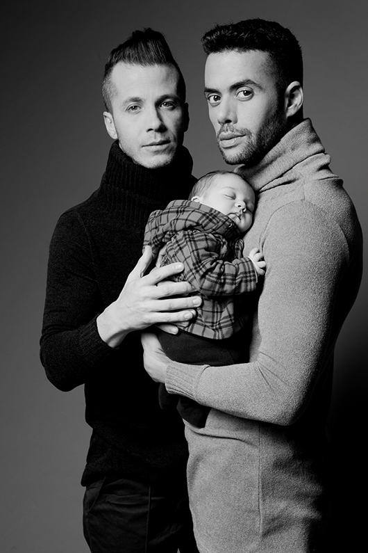 "במשך שנים אתה מפנים את זה שכהומו בישראל אסור לך להביא ילדים" | לירן (משמאל) - מכנסיים וחולצה: נובוריש דוג | יובל (מימין) - חולצה: נובוריש דוג | מכנסיים: דיפרטמנט סטור | צילום: ינאי יחיאל