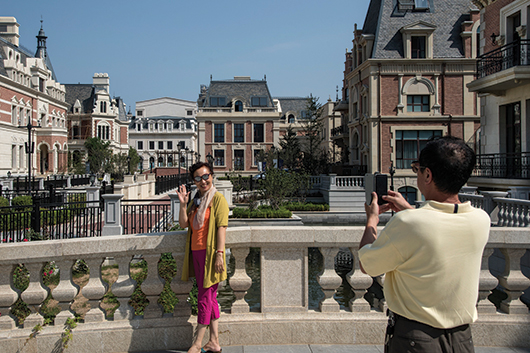 תיירים מקומיים בעיר הסינית דאליאן המזכירה את ונציה | צילום: GettyImages