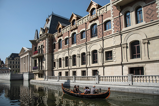 גונדולה שטה בתעלות "ונציה של סין" | צילום: GettyImages