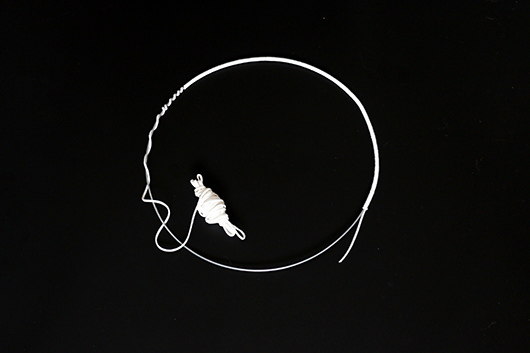 שלב 1: לפפו חוט עור סביב החישוק עד שיעטוף אותו לגמרי. חשוב להקפיד להדק לכל האורך ולקשור בסוף