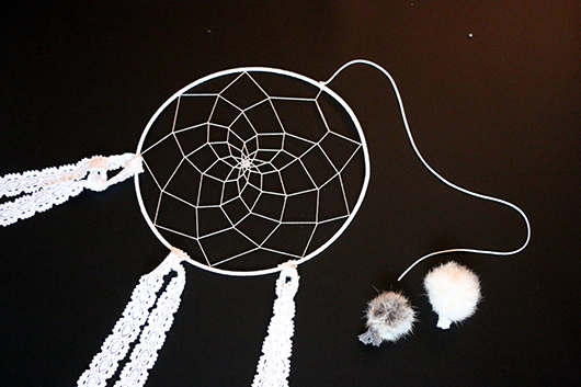 שלב 5: כשהקורים מוכנים, קשטו את לוכד החלומות בסרטי בד, תחרה ופונפונים