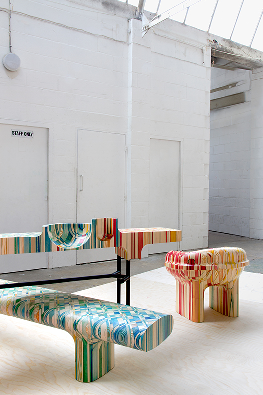 Endgrain – רהיטי עץ צבעוניים שנעשו בטכניקה ייחודית שפיתח סטודיו Raw Edges