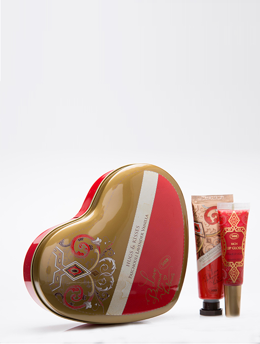 מארז בקופסת פח שימושית בצורת לב ובו ליפ גלוס וקרם ידיים. SABON