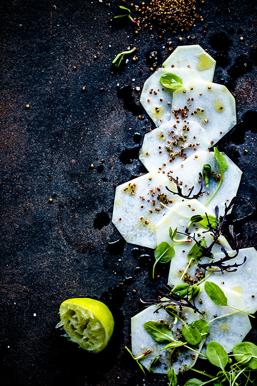 קרפצ'ו קולורבי וקינואה אדומה פריכה | צילום: זוהר רון | סטיילינג: נעה קנריק