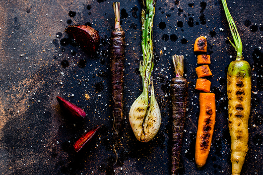 השף אוראל קמחי מבשל ירקות שורש | צילום: זוהר רון | סטיילינג: נעה קנריק