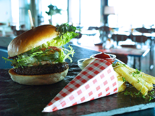 המבורגר מתפריט הצהריים | צילום: Mark Groenveld