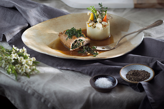 פיקטה של עגל חלב במילוי פטריות ותרד עם ציר עגל ויין | צילום: אנטולי מיכאלו | סטיילינג: ענת לבל