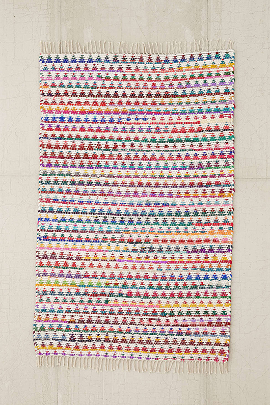 שטיח מ־24 דולר, ב-urbanoutfitters.com 