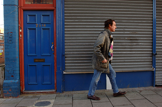 ריי דייויס מלהקת הקינקס הולך ברחובות לונדון. צילום: אימג' בנק 