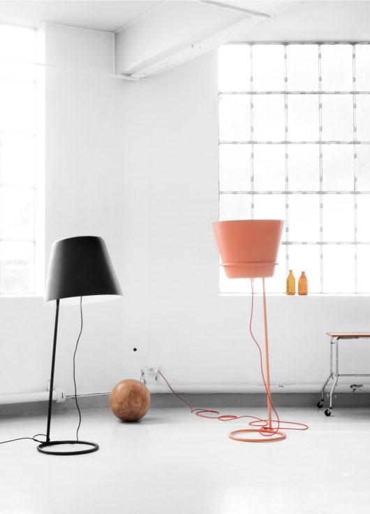 מנורה הנקראת Up And Down של צמד המעצבים מורטן ויונאס