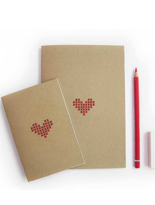 מחברת לב אדום רקום של שירלי רוב | צילום: שירלי רוב