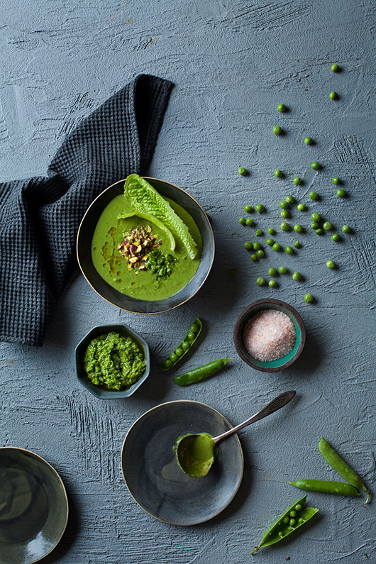 מרק אפונה וחסה עם פסטו ושום ירוק | צילום: בועז לביא | סטיילינג: ענת לבל