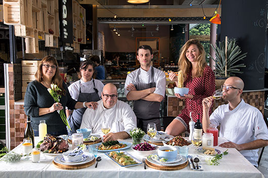 מימין לשמאל: ינאי ארז (בר דגים), מיכל אנסקי, דן גרשונוביץ (מיזיאקי), אבנר לסקין (רק היום), מור כספי (פרונטו קיוסקו), קדן רוזנר (אטליז קדן- בעיקר בשר) | צילום: שרית גופן | סטיילינג: נעה קרניק