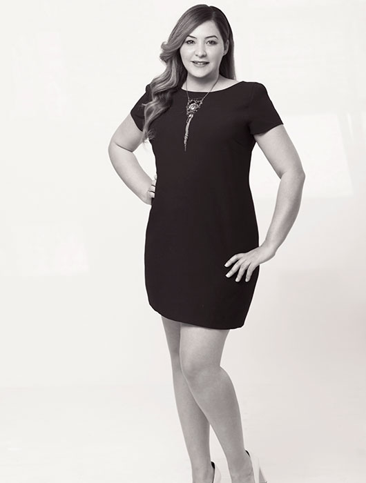 עו&quot;ד חופית פרץ אמסלם | שרשרת: גלית רונדין | נעליים: צ'ארלס אנד קית' | צילום: סם יצחקוב