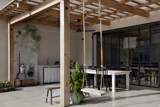 פרגולה רחבה שתוכננה במיוחד יוצרת צל ומשחקים של אור ושקיפות בזמן אירוח בחוץ | צילום: קובי קלמנוביץ