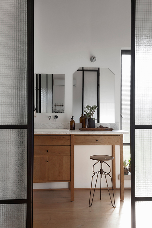 החיבור בין הפנים התעשייתי־מודרני לבין החוץ הכפרי מתבטא בחלונות שכמעט נושקים לרצפה כך שזו ספק דלת, ספק חלון | צילום: קובי קלמנוביץ