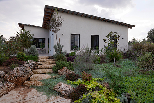 אמנם הבית ניצב בסביבה כפרית, אך הוא עוצב בסגנון תעשייתי ומתרחק מסממנים כפריים מובהקים | צילום: קובי קלמנוביץ