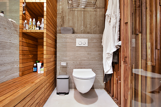 עץ ובטון שולטים בעיצוב האמבטיה | צילום: איתי סיקולסקי