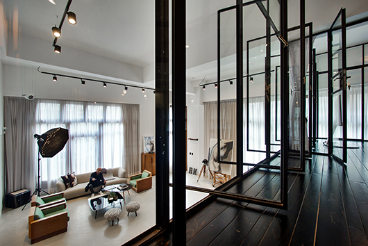 מבט מהקומה העליונה: הקירות החיצוניים הם ברובם חלונות הראווה המקוריים של הבניין. הם מציפים את החלל בתחושת הרחוב ובמקביל וילונות גדולים ולבנים מייצרים תחושת פרטיות | צילום: איתי סיקולסקי