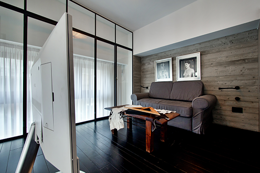 חדר אירוח בקומה העליונה המשמש גם פינת טלוויזיה נוספת ושקטה | צילום: איתי סיקולסקי