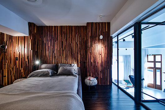 מבט מתוך חדר השינה לעבר החלל הציבורי. בעזרת וילונות הופך כל אחד מהחללים בקומה העליונה לפרטי | צילום: איתי סיקולסקי