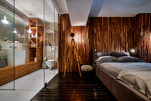 חדר הרחצה הפרטי מחובר בקיר שקוף אל חדר השינה, ומיישם את חוקי השקיפות השולטים בבית | צילום: איתי סיקולסקי