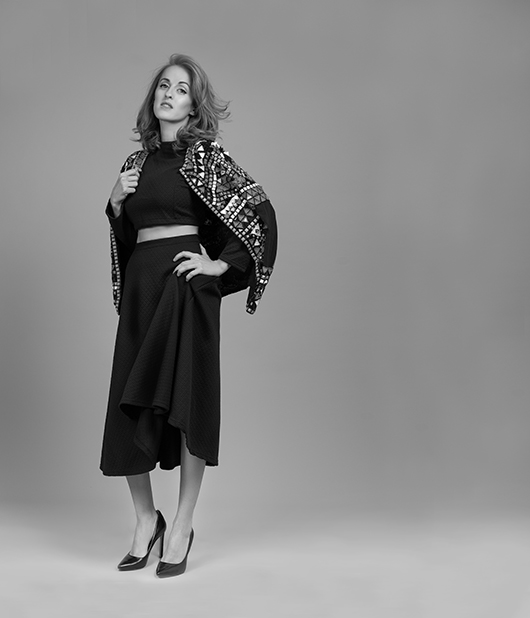 דנה סמו | סט חצאית וחולצה לסטייל פור רנט two for tea | ז׳קט סטייל פור רנט | נעליים ניין וסט | צילום שי פרנקו | סטיילינג לין רימי | איפור עדי סולומון | שיער ליאו שטיינברג